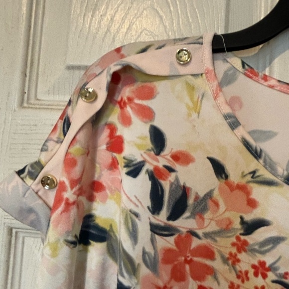 NWOT A.U.W. Floral Design Top With Short Cuffed sleeves with Button Details. - Picture 2 of 5